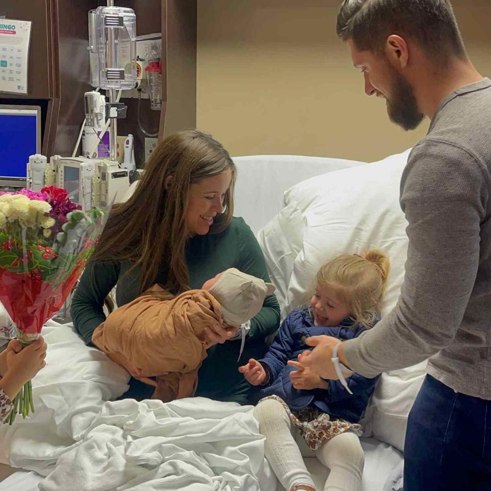 <p>Jessa Seewald/Instagram</p> Jessa Duggar introduces her new baby to 2-year-old daughter Fern.
