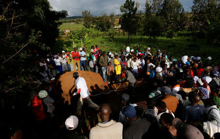 Mourners prepare to bury their relatives killed when a dam burst its walls, overrunning nearby homes, in Solai town near Nakuru, Kenya May 16, 2018. REUTERS/Thomas Mukoya