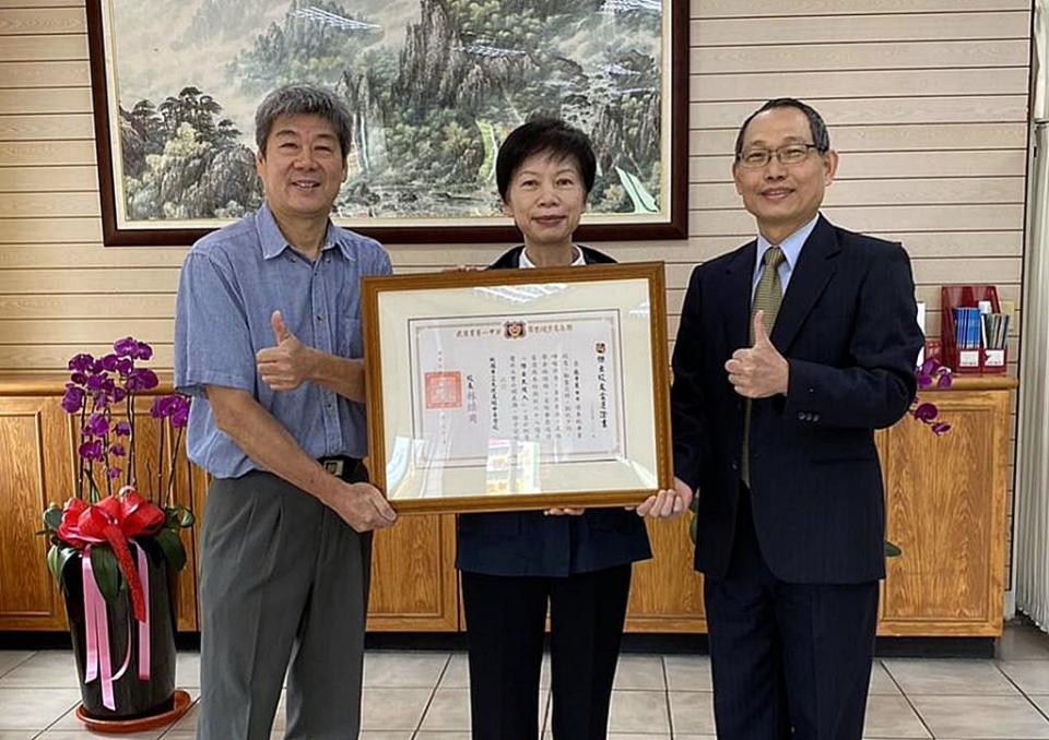 新竹市首位女性警察局長張素菱獲頒桃園市武陵高中傑出校友獎。（記者陳華興攝）