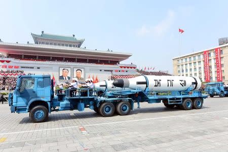 Imagen de archivo de vehículos militares transportan misiles durante un desfile militar en Corea del Norte. Foto divulgada por la agencia estatal de noticias KCNA, Abril 16, 2017. Corea del Norte realizó el sábado un fallido lanzamiento de prueba de un misil balístico desde una región al norte de su capital, Pyongyang, informó el Ejército de Corea del Sur, desafiando a la intensa presión de Estados Unidos y de China. ATENCIÓN EDITORES, ESTA IMAGEN FUE ENTREGADA POR UNA TERCERA PARTE. SÓLO PARA USO EDITORIAL