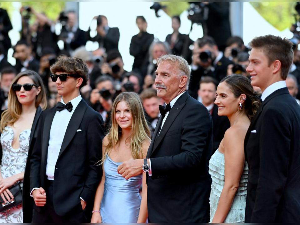 Stolzer Vater: Kevin Costner inmitten seiner Kinder Lily (v.l.), Hayes, Grace Avery, Annie und Cayden Wyatt in Cannes. (Bild: Franck Castel/ABACAPRESS/ddp images)