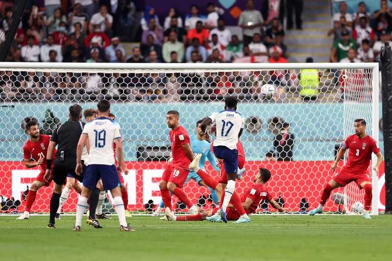 Bukayo Saka de Inglaterra marca el segundo gol de su equipo durante el partido contra Irán