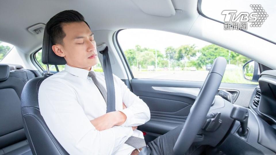 網友控訴男友常在開車時「睡覺」。（示意圖／shutterstock 達志影像）