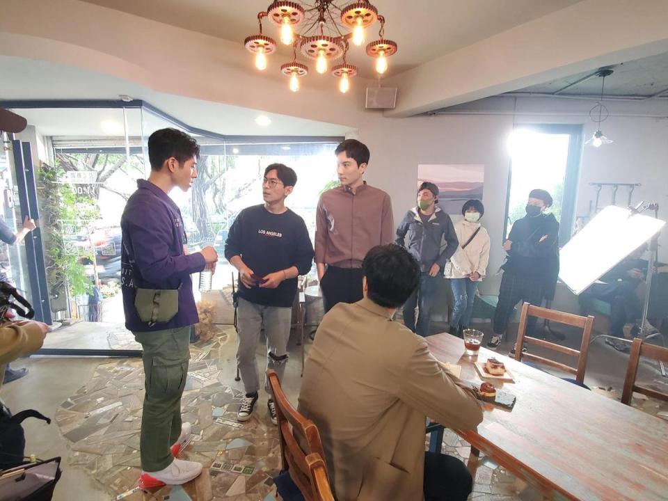 演員現場走位時，導演姜瑞智（左二）會依劇情掌握情感，拿捏尺度。（結果娛樂提供）