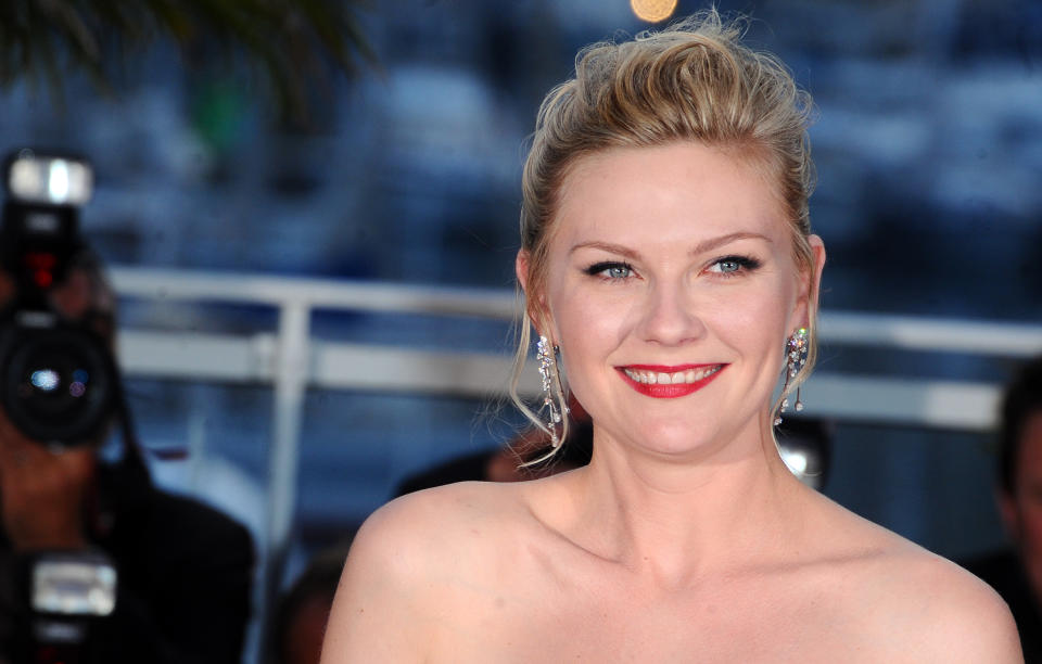 En décembre 2011, un Français est temporairement condamné à ne plus approcher Kirsten Dunst à moins d’une centaine de mètres. Selon le site américain TMZ, cet individu se serait rendu cinq fois aux États-Unis pour voir l’actrice, et aurait même réussi à parler à sa mère sur le seuil de sa porte. Interrogé par Le Parisien en 2011, cet ancien chef d’entreprise alors âgé de 51 ans affirme avoir eu un coup de foudre pour Kirsten Dunst. "<em>Je me fichais pas mal qu'elle soit actrice ou caissière</em>", assure celui qui a envoyé des lettres d’amour "<em>jamais menaçantes</em>" à la comédienne. "<em>Je lui ai aussi envoyé un roman de 200 pages que j'ai écrit spécialement pour elle fin 2007</em>, précise-t-il<em>. J'y racontais 50 manières différentes par lesquelles on aurait pu se rencontrer.</em>" Il déclare également que selon lui, ses agissements ne s’apparentent en rien à du harcèlement. "<em>Je voulais simplement qu'elle réponde. Si elle m'avait dit une seule fois :</em> ‘Je ne veux pas vous voir ni vous parler’<em>, j'aurais tout laissé tomber. Au lieu de ça, elle a préféré saisir la justice</em>, ajoute-t-il. <em>Elle m'a trop déçu. Je n'ai plus aucune envie de la voir. J'ai cru à un rêve. </em>[...] <em>Aujourd'hui, je me rends compte que c'était une connerie.</em>" Un témoignage quelque peu inquiétant… <em>(Photo by Anthony Harvey/Getty Images)</em>