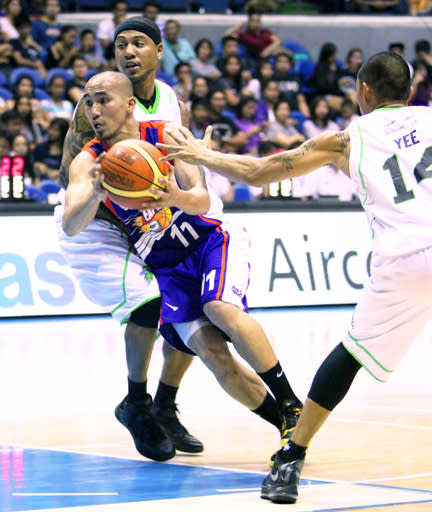 Mike Cortez splits the defense of AJ Mandani and Mark Yee. (PBA Images)