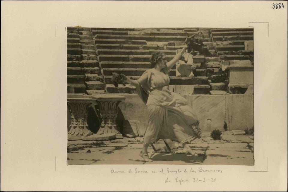 Àurea de Sarrà bailando en el templo de Dioniso en la Acrópolis, alrededor de 1926. <a href="https://colleccions.cdmae.cat/catalog/bdam:437437" rel="nofollow noopener" target="_blank" data-ylk="slk:Tórtola Valencia / MAE. Institut del Teatre.;elm:context_link;itc:0;sec:content-canvas" class="link ">Tórtola Valencia / MAE. Institut del Teatre.</a>