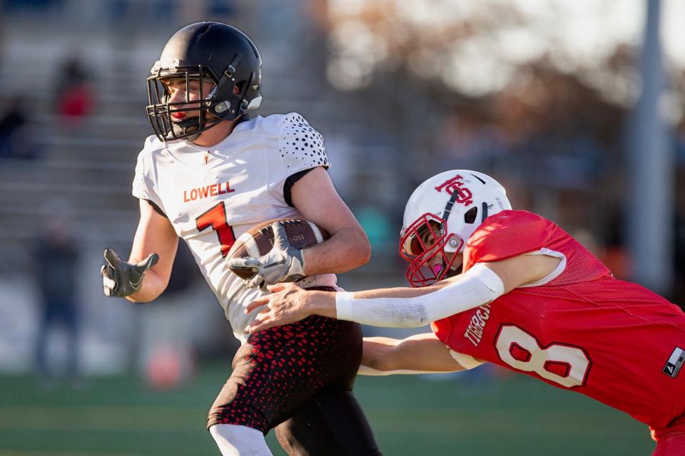 Lowell's Justus Thurman (1) breaks away from Weston-McEwen's Sean Roggiero (8) during the OSAA Class 2A state championship at Hillsboro Stadium Saturday, Nov, 25, 2023, in Hillsboro.