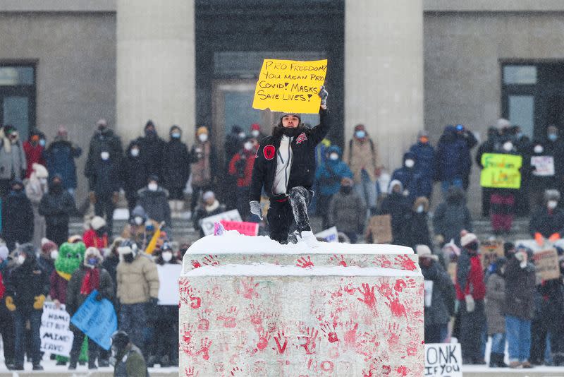 Counter-protesters oppose truckers and supporters continuing to protest COVID-19 vaccine mandates in Winnipeg