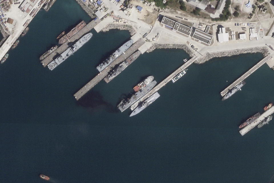 Esta imagen satelital de la empresa Planet Labs PBC muestra al parecer al buque de desembarco Olenegorsky Gornyak del que escapa petróleo en el puerto de Novorossiysk, Rusia, el viernes 4 de agosto de 2023. (Planet Labs PBC vía AP)
