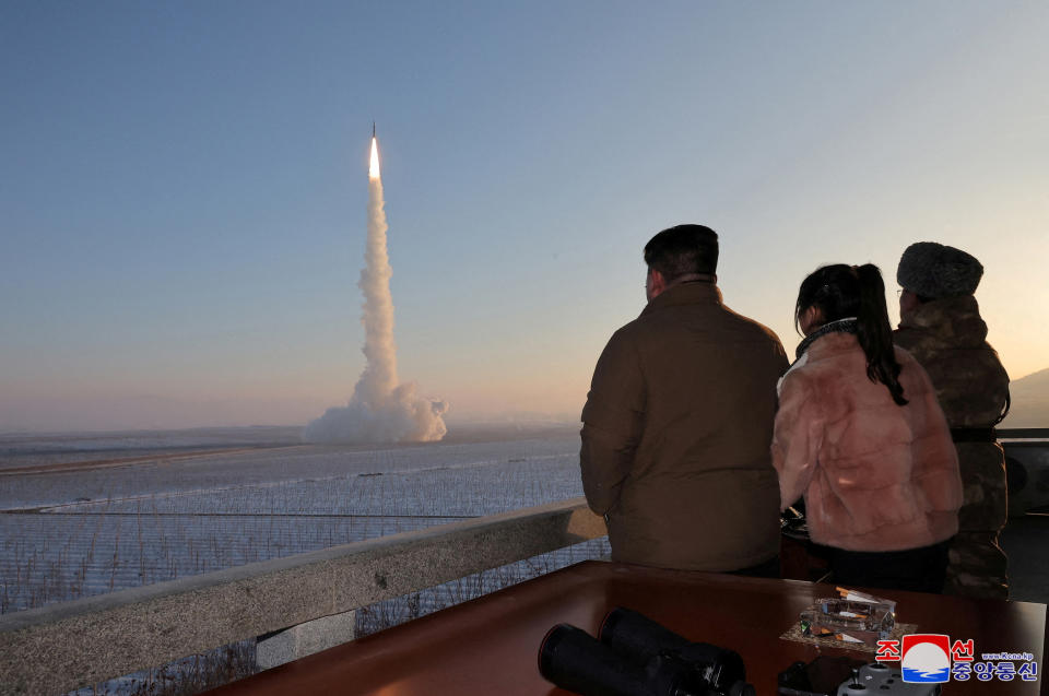 北韓官方媒體19日報導，領導人金正恩18日親自視察了國內威力最強大的固體燃料洲際彈道飛彈（ICBM）「火星-18型」（Hwasong-18）「發射演習」。（KCNA／路透社）