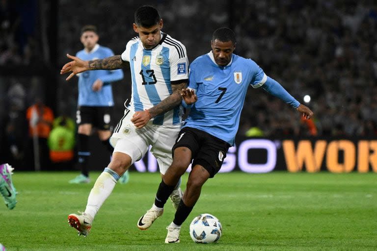 Sin descollar, Cristian Romero (aquí, en puja con Nicolás De la Cruz) fue una vez más el mejor del seleccionado argentino: el cordobés defendió correctamente en todo el partido.