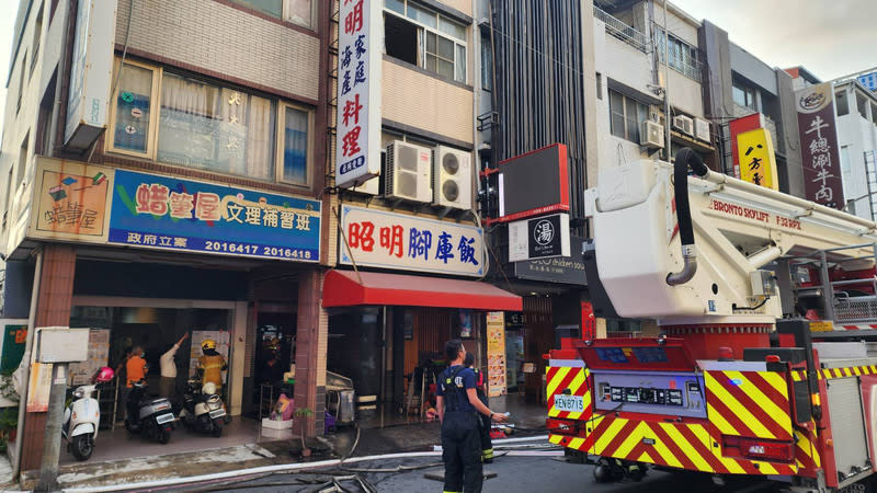 高雄必比登名店火警  警消到場滅火 曾入選台灣米其林必比登推介的高雄「昭明海產家庭 料理」餐廳16日下午發生火警，警消到場迅速滅火， 初判1樓排煙管起火，詳細原因仍待查。 中央社記者洪學廣攝  113年4月16日 