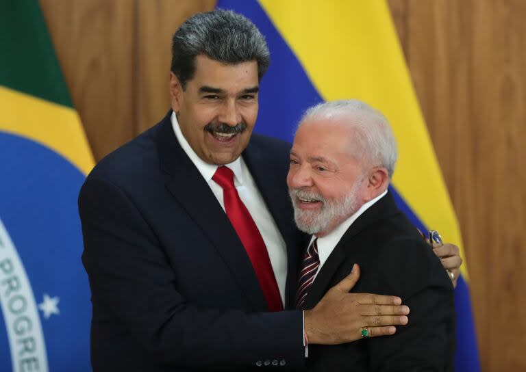 El presidente de Venezuela, Nicolás Maduro, a la izquierda, y el presidente de Brasil, Luiz Inácio Lula da Silva, finalizan una conferencia de prensa en el palacio de Planalto en Brasilia, Brasil, el lunes 29 de mayo de 2023. (AP Foto/Gustavo Moreno)