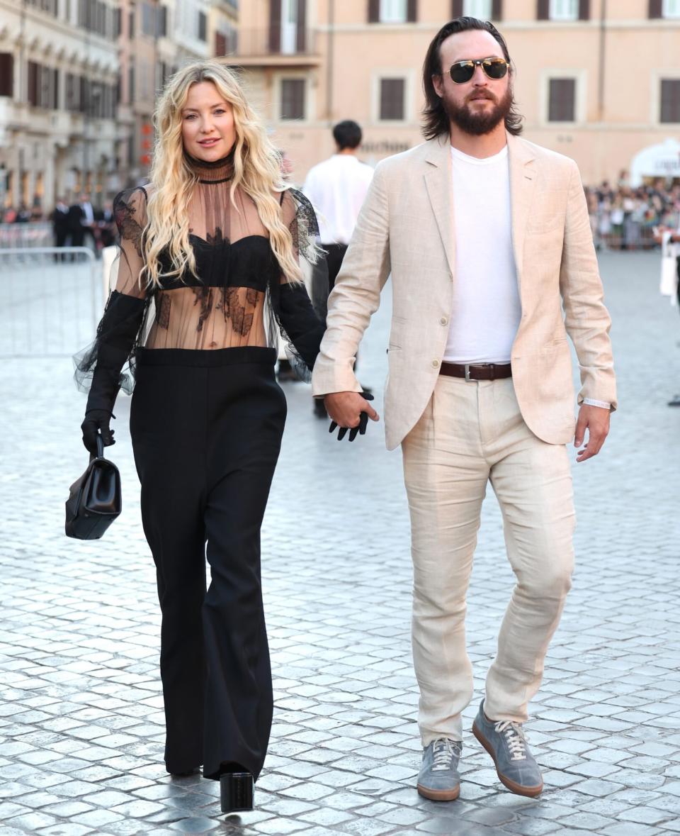 ROME, ITALY - JULY 08: Kate Hudson and Danny Fujikawa are seen arriving at the Valentino Haute Couture Fall/Winter 22/23 fashion show on July 08, 2022 in Rome, Italy. (Photo by Jacopo Raule/Getty Images)