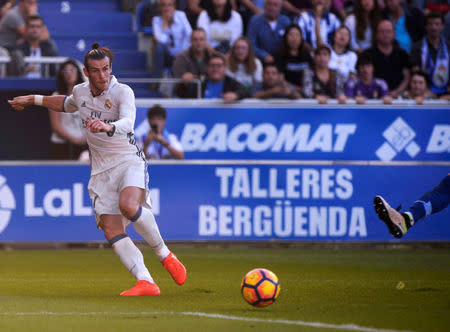 Football Soccer - Alaves v Real Madrid - Spanish Liga BBVA - Mendizorroza, Vitoria, Spain - 29/10/16 Real Madrid's Gareth Bale in action. REUTERS/Vincent West