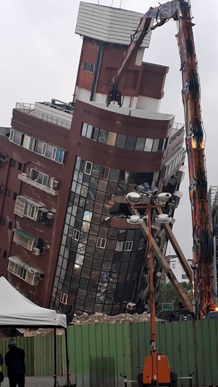 花蓮地震釀災，傾斜的天王星大樓拆除中。（圖／翻攝畫面）