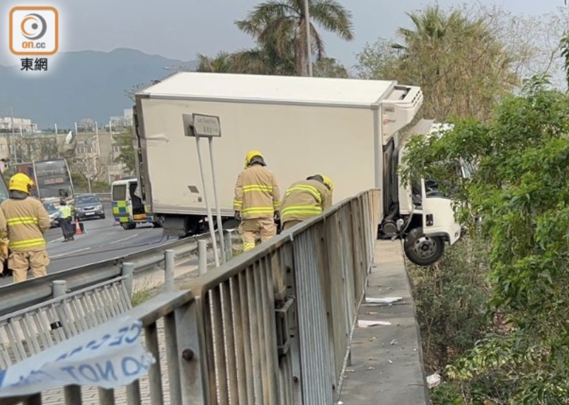 貨車車頭懸空，非常驚險。(吳鎮興攝)


