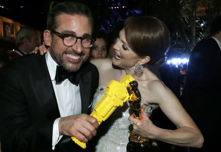 Steve Carell, holding a Lego Oscar and Juilianne Moore holding her Oscar for best actress for her role in "Still Alice" at the at the Governors Ball for at the 87th Academy Awards in Hollywood, California February 22, 2015 REUTERS/Mario Anzuoni