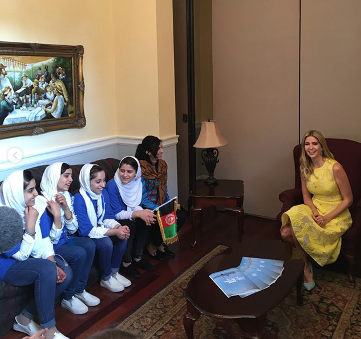 Mit ihrem gelben Kleid von Lela Rose bringt Präsidententochter Ivanka Trump modischen Glanz ins Weiße Haus. (Bild: Screenshot Instagram: ivankatrump/The White House)