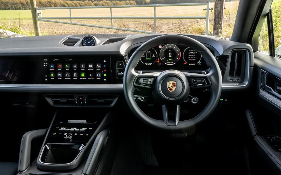 Porsche Cayenne Coupe e-Hybrid: the gear selector has been moved to the dash, freeing up space for a fancy new climate control panel