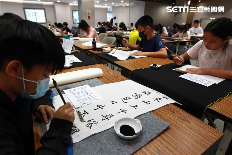 第一屆全國書法賽舉辦於日月潭力麗溫德姆溫泉酒店，各方書法好手齊聚比賽會場「魯魯札札咖啡親子館」與「伊達邵國小邵族文物館」。（圖／翻攝畫面）