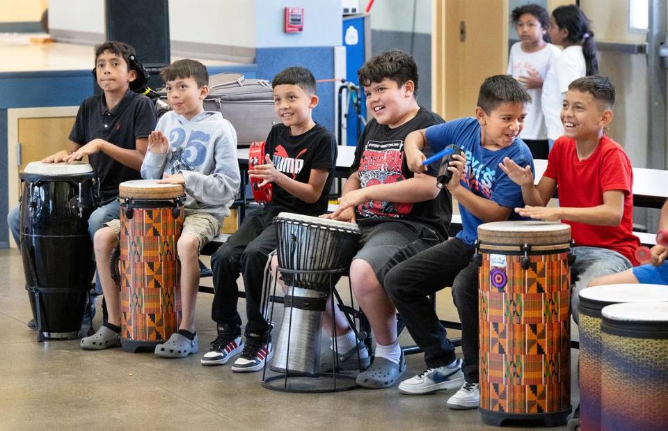 Estudiantes tocan instrumentos de percusión durante un programa extraescolar de arte en Bret Harte Elementary School, en Modesto, California, el miércoles 22 de mayo de 2024.