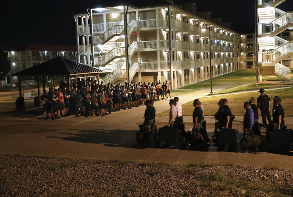 <p>Veteran trainees watch as new agents carry their luggage upon their arrival to the U.S. Border Patrol Academy on August 2, 2017 in Artesia, N.M. (Photo: John Moore/Getty Images) </p>