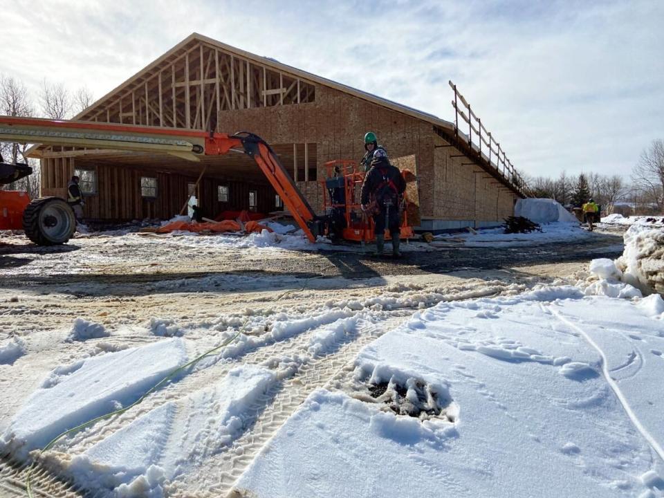 Construction workers are busy putting up a new building at Parkview apartments in Sydney Mines. The affordable housing project is one of several that are underway in Nova Scotia.  (Erin Pottie/CBC - image credit)