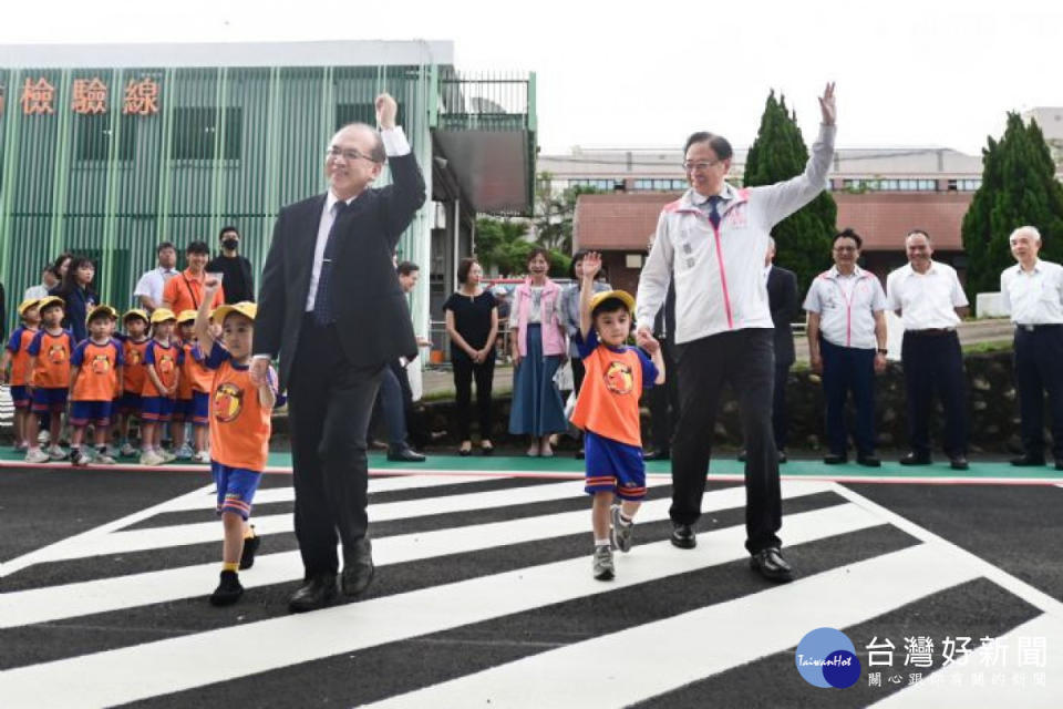 張市長與孩童進行過馬路情境體驗。