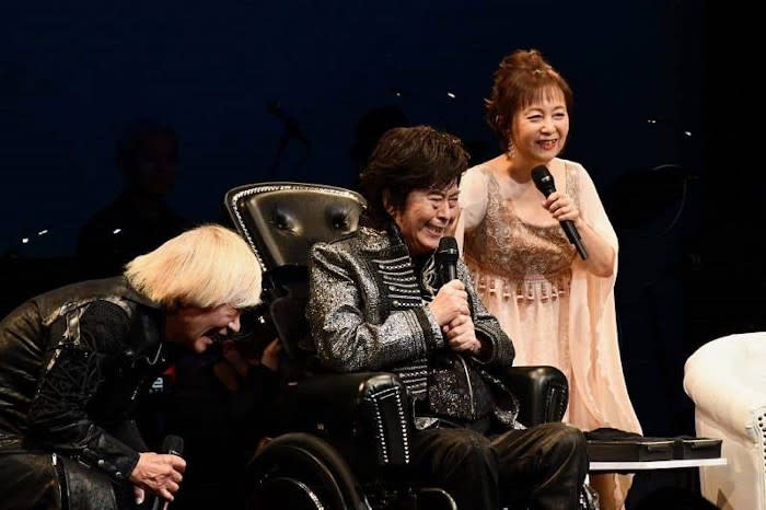 Mizuki (centre) performed at a concert less than two weeks before his passing