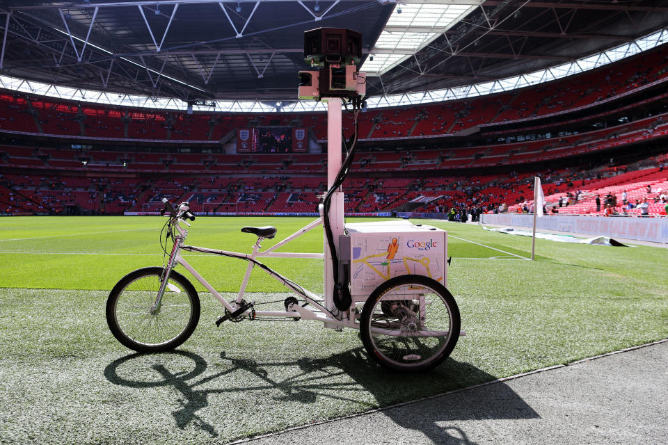 <b>Fotografo ciclista di Google Maps</b>: il popolare servizio di mappatura di Google offre immagini reali delle strade di mezzo mondo, anche se alcune zone sono difficili da raggiungere perchè le "Google car", le auto che vengono generalmente usate per scattare queste fotografie, ad alcune aree non possono accedere, sia per restrizioni del traffico, o semplicemente perché le vie sono così strette che non ci entrano. Per risolvere questo problema, gli ingegneri di Google hanno trovato una soluzione molto originale: montare il sistema costituito da nove telecamere, un GPS, un computer e un generatore, sopra un triciclo. Triciclo che, naturalmente, qualcuno deve pedalare. Cosa c'è di meglio di un lavoro che permette di mantenersi in forma e consente a tutti di conoscere gli angoli più nascosti delle città?