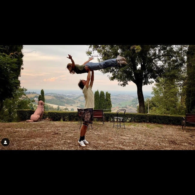 Ansel Elgort y Shailene Woodley imitando a Patrick Swayze y Jennifer Grey en 'Dirty Dancing' credit:Bang Showbiz