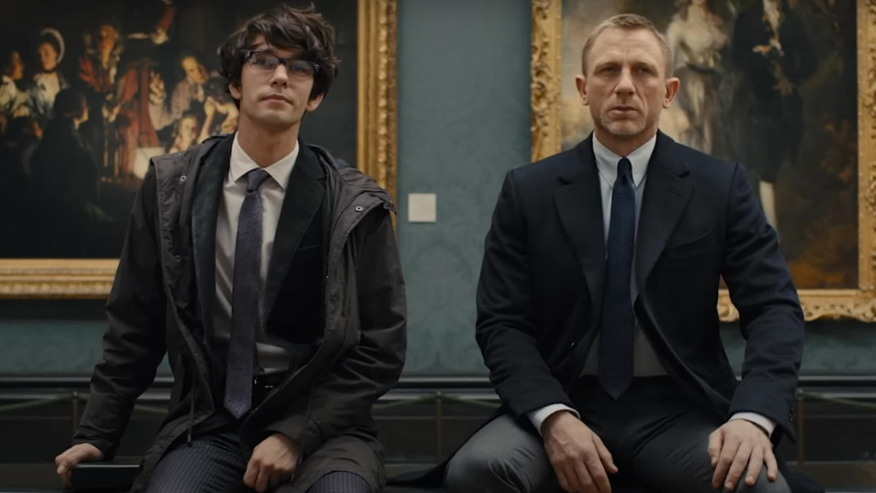  Ben Whishaw and Daniel Craig sit next to each other at the museum in Skyfall. 