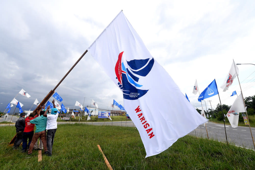 Warisan campaign workers put up flags in Kimanis January 8, 2020, ahead of the Kimanis by-election. — Bernama pic