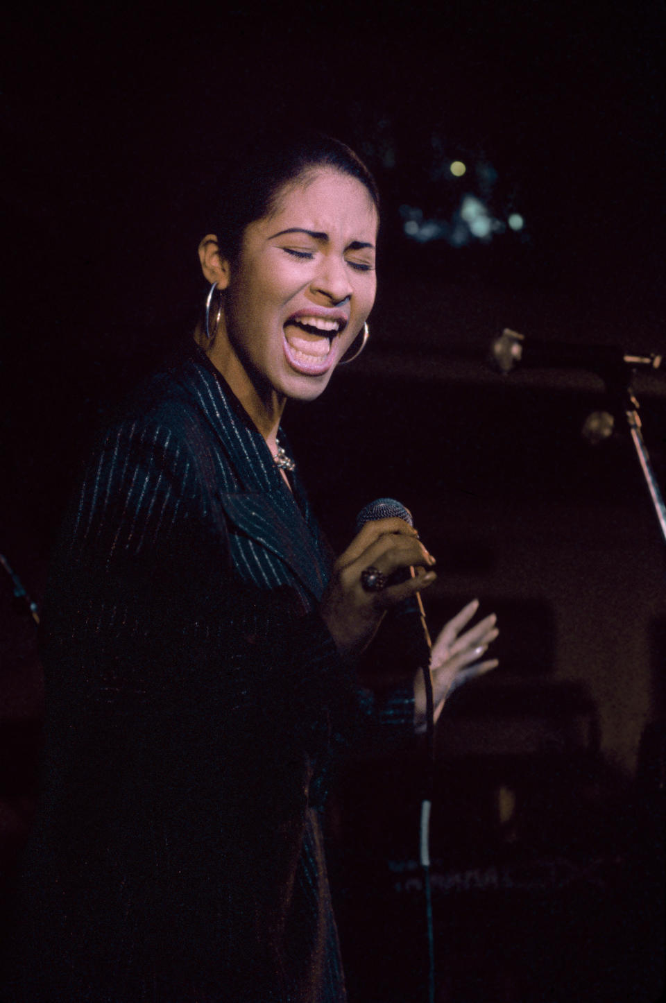 La cantante de Texmex Selena (Quintanilla) actuó en la apertura del Hard Rock Café un 12 de enero de 1995 en San Antonio, Texas. (Getty Images)