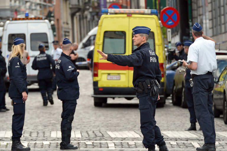 Un oficial de policía acordona el área cercana al Museo Judío de Bélgica