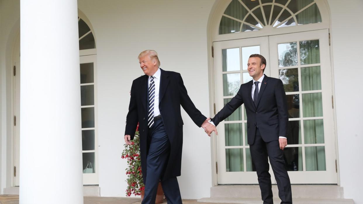 Donald Trump und Emmanuel Macron gehen Hand in Hand zum Oval Office im Weißen Haus. Foto: Pablo Martinez/AP