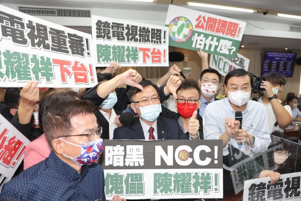 立法院交通委員會五日邀請ＮＣＣ主委陳耀祥（前左二）進行專題報告，國民黨立委曾銘宗（前右）率領藍委舉牌抗議，高喊「鏡電視撤照」、「陳耀祥下台」。<br />（中央社）