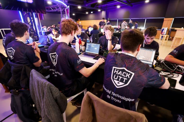 Des étudiants et jeunes professionnels de la cybersécurité participent à la 4e édition de l'European Cyber Cup, le 27 mars 2024 à Lille (FRANCOIS LO PRESTI)