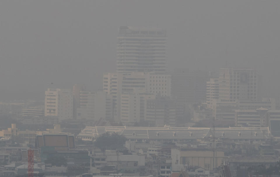 Una espesa capa de smog cubre el centro de Bangkok, Tailandia, el lunes 20 de enero de 2020. (AP Foto/Sakchai Lalit)