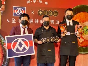 ▲左起：全聯行銷協理劉鴻徵、港星杜汶澤、全聯先生邱彥翔。（圖／記者蕭涵云攝）