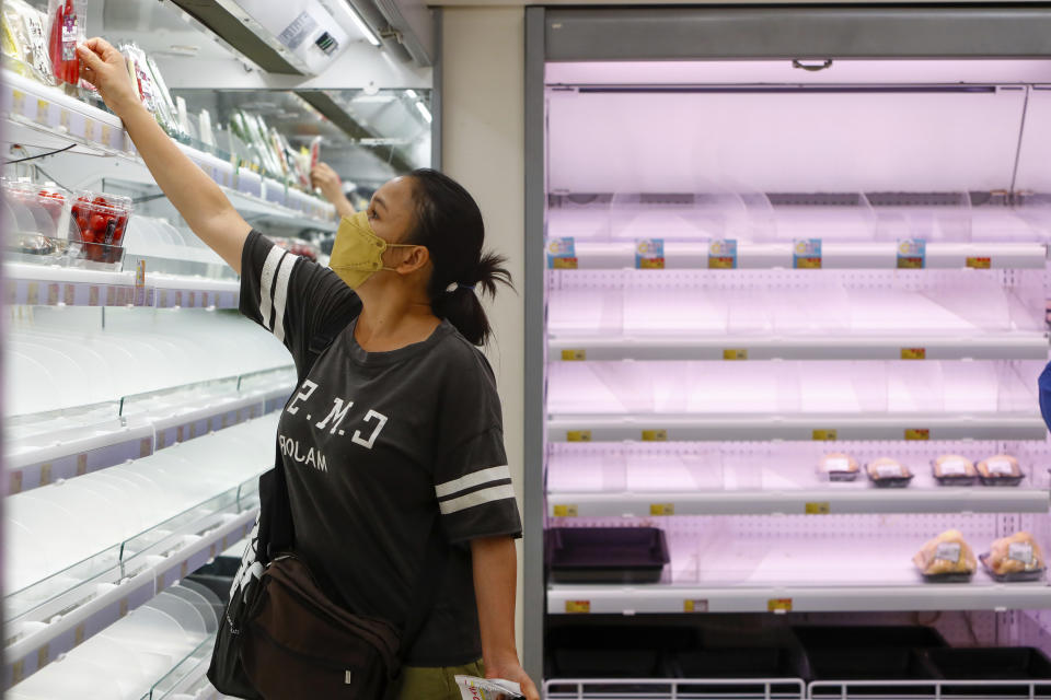 打風前夕超市食品被搶購一空。 (AP Photo/Daniel Ceng)