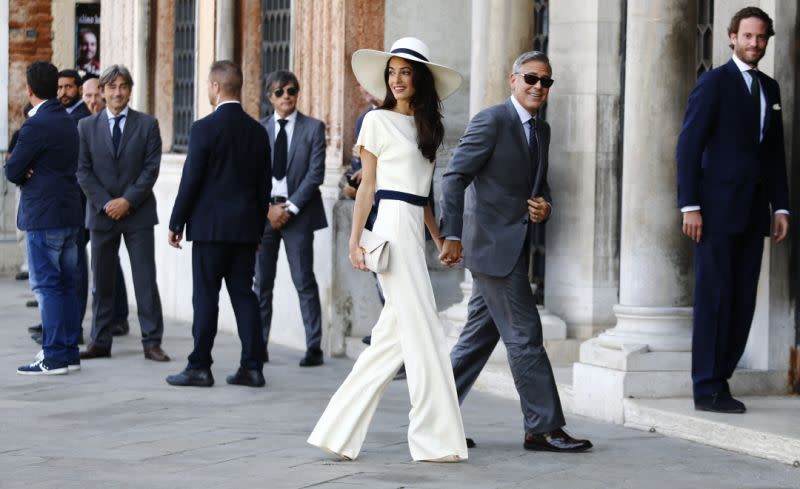 Amal Clooney portait une combinaison couleur crème lors de son mariage avec George Clooney en 2014 [Photo: Getty]