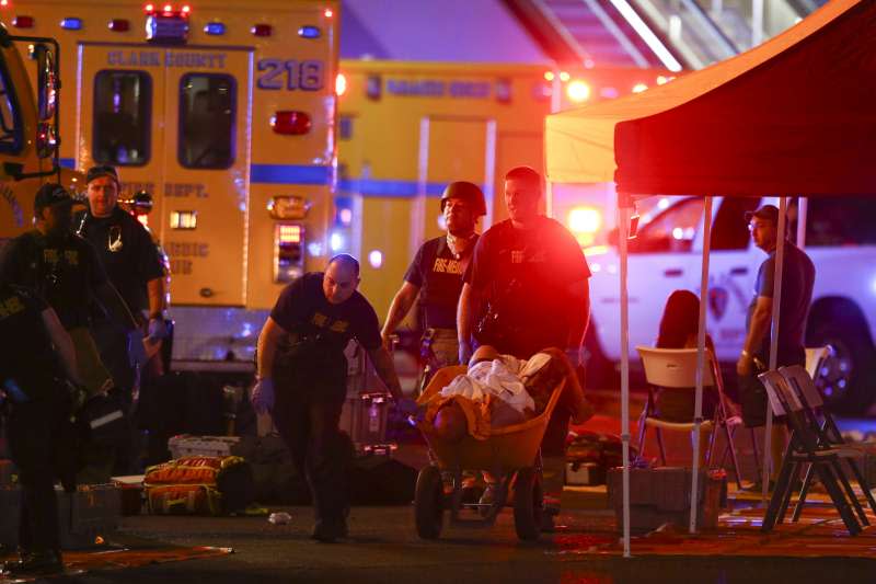 美國賭城拉斯維加斯1日晚間爆發重大槍擊案，造成多人死傷（AP）