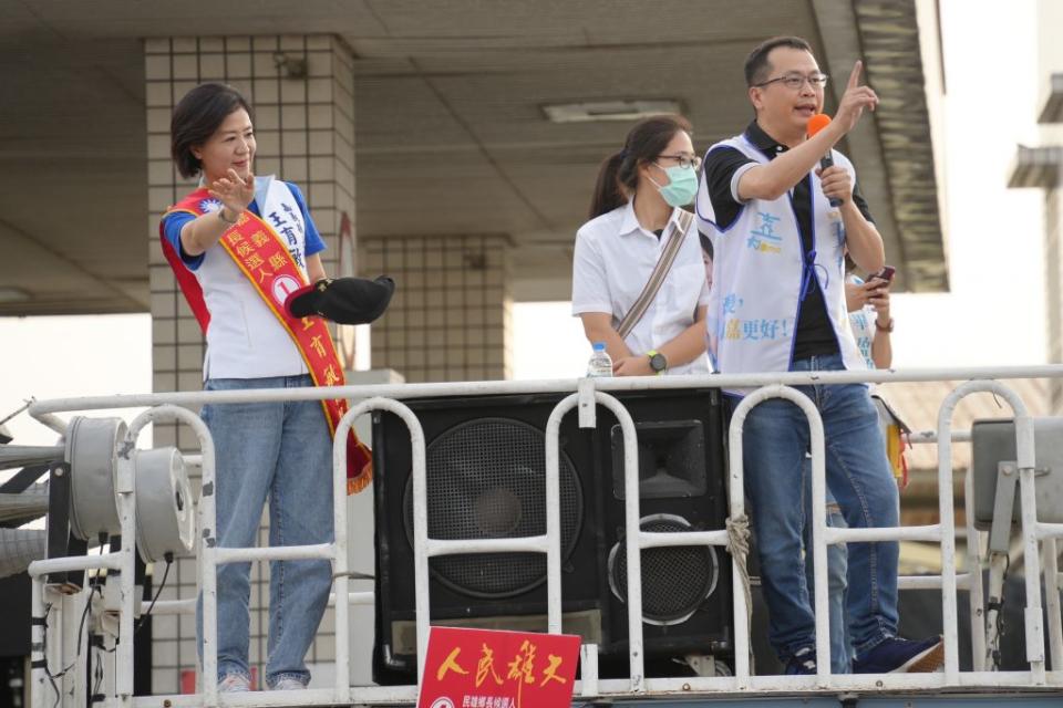 前台北市議員羅智強（右）南下嘉義輔選國民黨縣長候選人王育敏（左）。 （記者湯朝村攝）