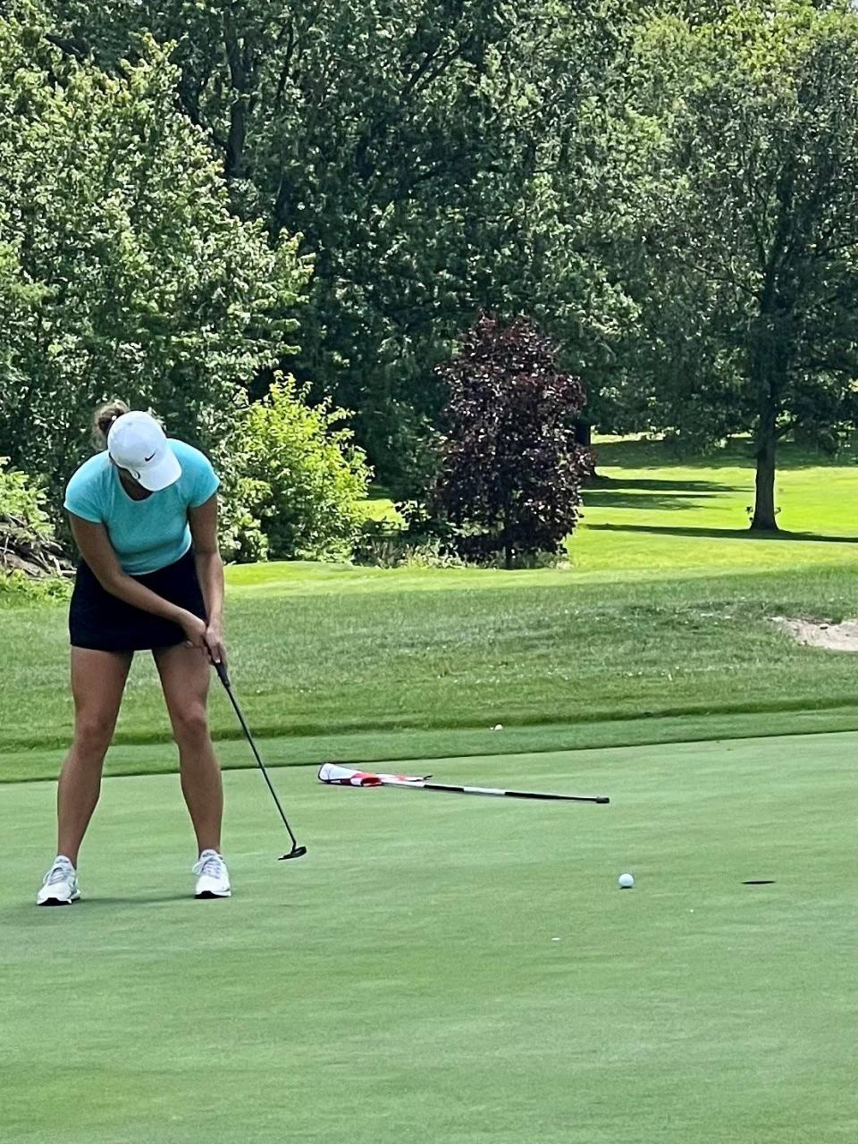 Gracie James de Pataskala hace su último golpe en el green 18 para ganar el 47º Campeonato Junior de Niñas de Ohio el martes en Marion Country Club.