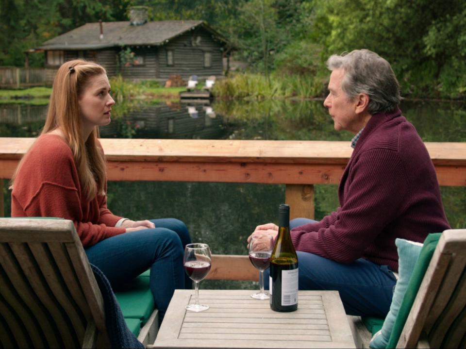 Mel (Alexandra Breckenridge) y Doc Mullins (Tim Matheson) tomando aún más vino (Netflix)