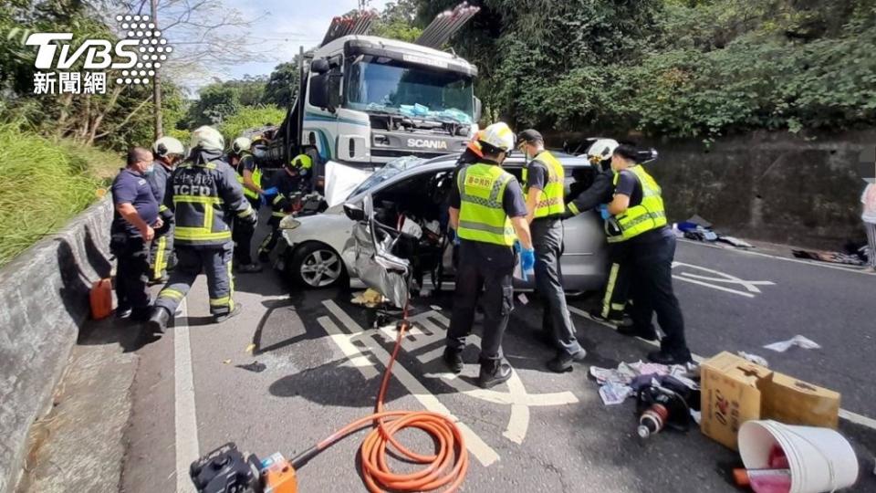 連環撞車禍，警消動用破壞器材，才將傷者救出。（圖／警方提供）