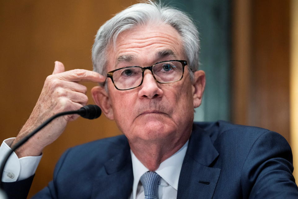 US Federal Reserve Thawj Tswj Hwm Jerome Powell ua tim khawv thaum lub rooj sib hais Senate Banking Committee lub npe